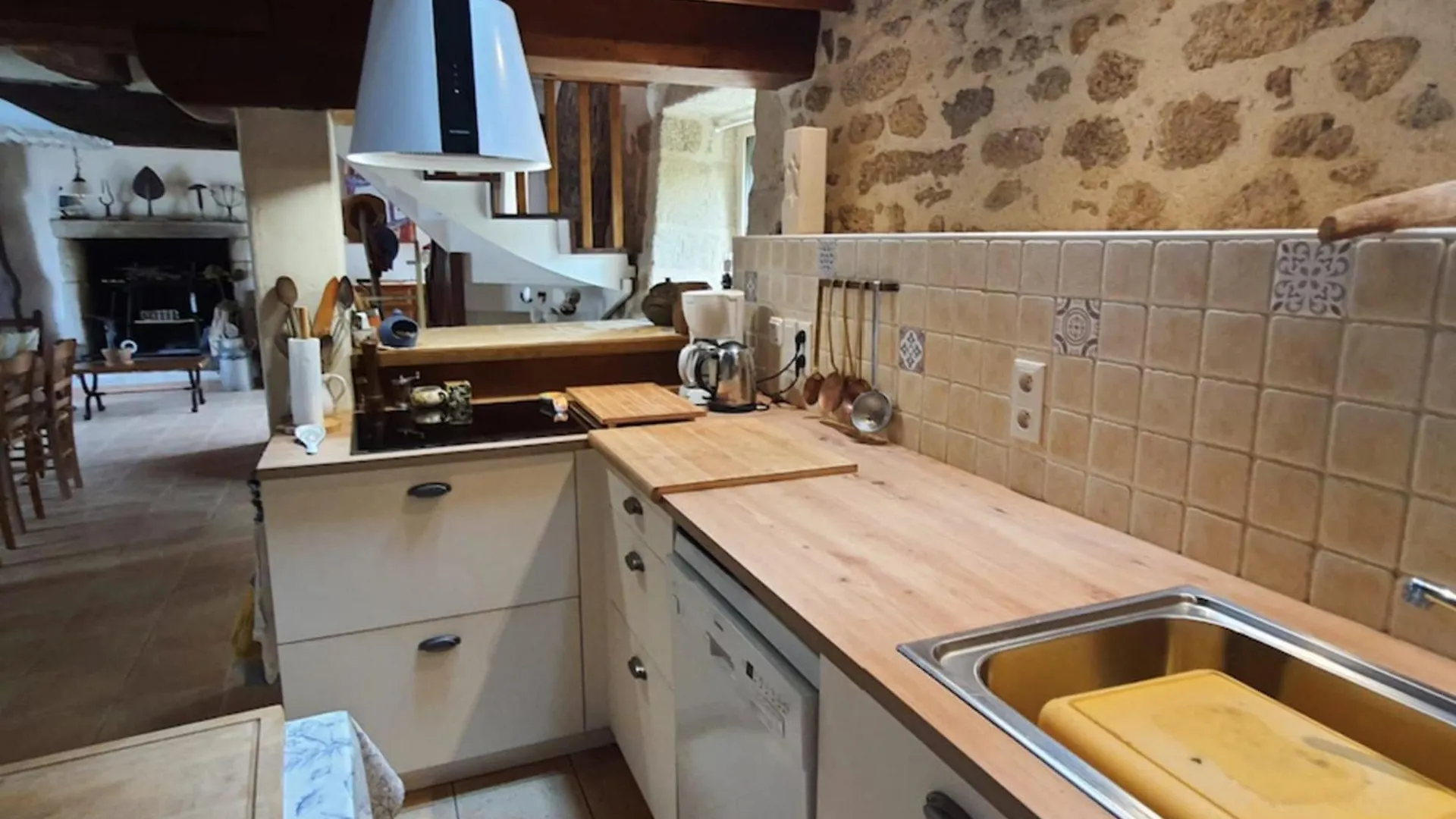 Charming Spacious 150 M Old House In Berric